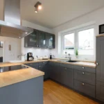 Weitwinkelaufnahme der Küche im Traumhuus.