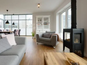 Weitwinkelaufnahme des Wohnzimmers aus dem Traumhuus.