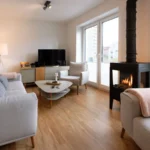 Weitwinkelaufnahme des Wohnzimmers im Ferienhaus Traumstuuv.