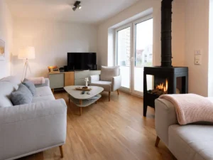 Weitwinkelaufnahme des Wohnzimmers im Ferienhaus Traumstuuv.