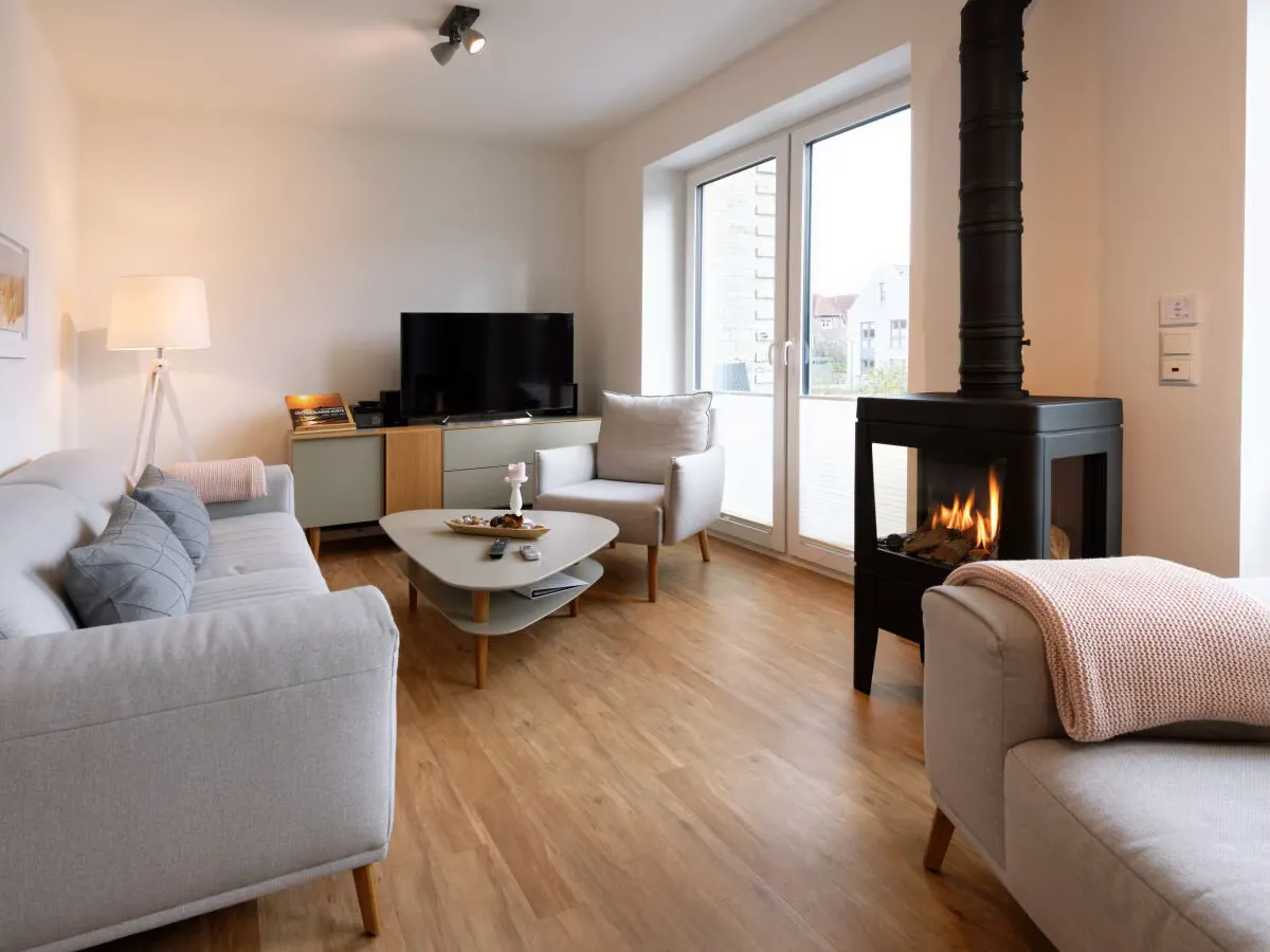 Weitwinkelaufnahme des Wohnzimmers im Ferienhaus Traumstuuv.